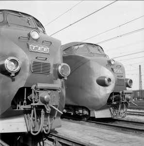 846557 Afbeelding van de koppen van twee diesel-electrische treinstellen DE 4 (serie 1000, RAm, T.E.E.) van de ...